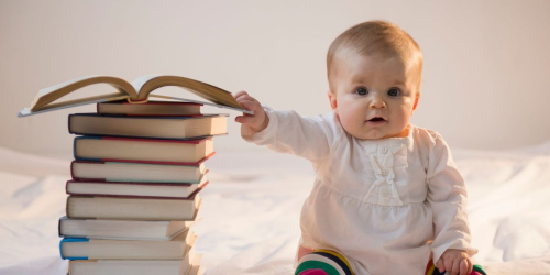 Bébé bouquine à Essé
