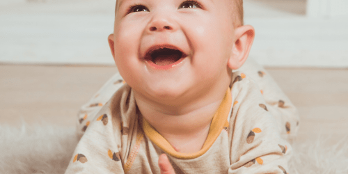 Bébé bouquine à Brie