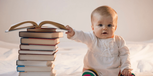 Bébé bouquine à Essé