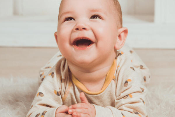 Bébé bouquine à Brie