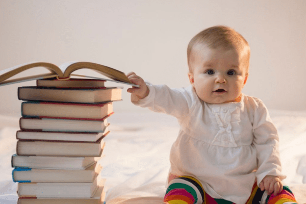 Bébé bouquine à Essé