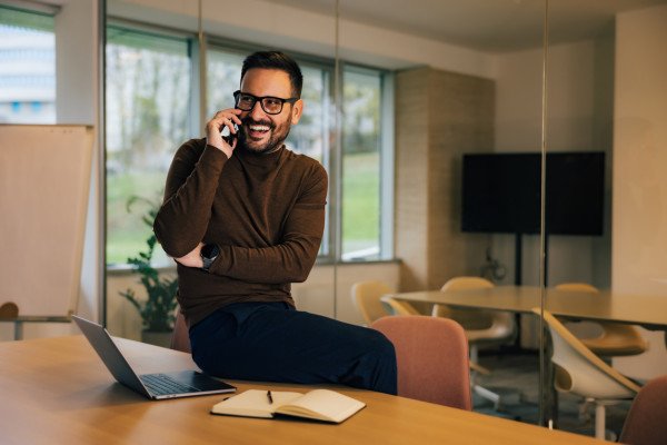 Collaborateur au téléphone